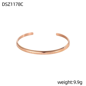 Primer plano del brazalete de oro rosa plisado grabado con frase de amor inspiradora