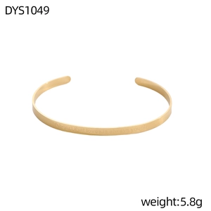 Vista detallada de un brazalete dorado de 5,8g con texto inspirador grabado