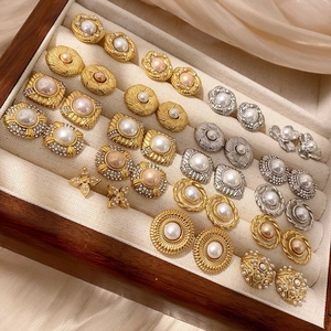 Pendientes vintage franceses con perlas y diamantes de imitación en joyero de madera fina