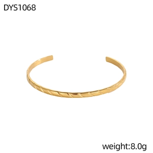Detalle del brazalete dorado con ondas plisadas y ranuras diagonales, peso de 8g