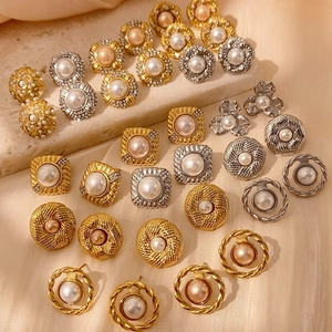 Colección de pendientes de perlas vintage con marcos dorados y diamantes brillantes