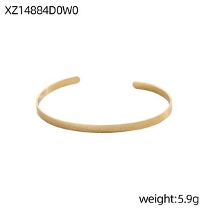 Detalle de brazalete dorado con el grabado especial You make my heart smile
