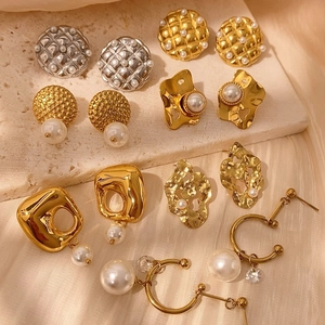 Conjunto de pendientes elegantes en oro y plata con perlas y diamantes de imitación