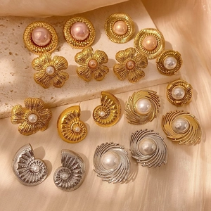 Pendientes vintage de flores y espirales con perlas en acabados dorado y plateado