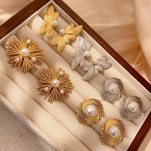 Elegantes pendientes de botón en oro y plata con perlas y diseños de mariposas de metal