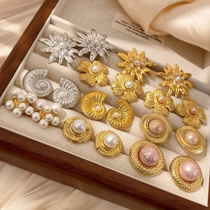 Pendientes vintage de flores y perlas en oro y plata con un diseño retro elegante