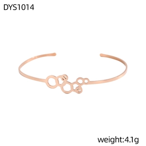 Detalle de la estructura molecular geométrica en el brazalete rígido de oro rosa