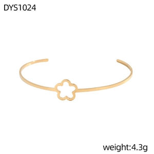 Detalle de brazalete abierto minimalista chapado en oro de 4,3g con flor calada
