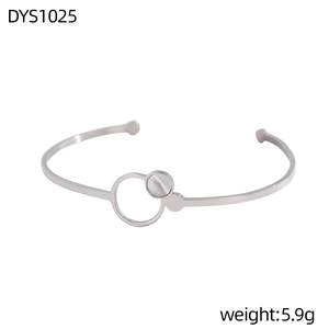 Detalle de brazalete plateado con incrustación de nácar y diseño geométrico minimalista
