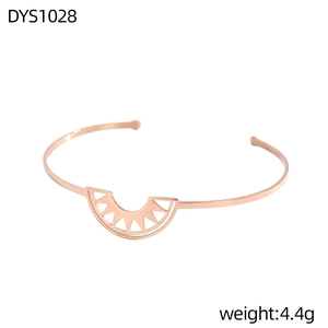 Primer plano de un brazalete calado geométrico de oro rosa con diseño radiante