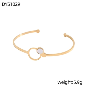 Vista macro detallada del brazalete de oro de 18K con incrustación de nácar y forma C