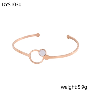 Detalle del brazalete geométrico en oro rosa con incrustación blanca y peso de 5,9g