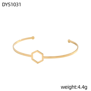 Detalle de brazalete dorado con diseño geométrico de hexágono hueco, 4,4g