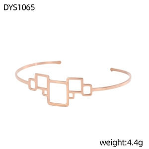 Detalle del brazalete abierto geométrico de oro rosa con marca de peso de 4,4g