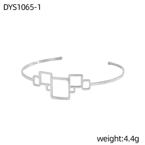 Primer plano de pulsera geométrica plateada con marcos rectangulares y un peso de 4,4 g