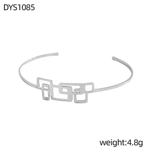 Detalle del brazalete abierto plateado con diseño de cuadros huecos, pesa solo 4,8g