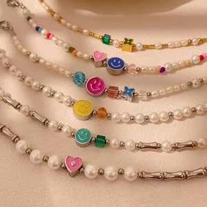 Set de collares de perlas barrocas de colores con colgantes de flores y sonrisas
