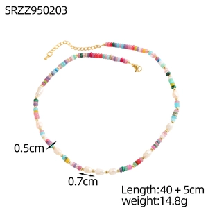 Vista detallada del collar de cuentas de colores con perlas barrocas y medidas exactas