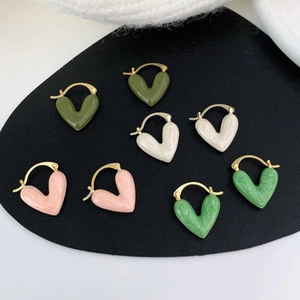 Eleganti orecchini a cuore dorati con ciondoli in smalto colorato e marmorizzato