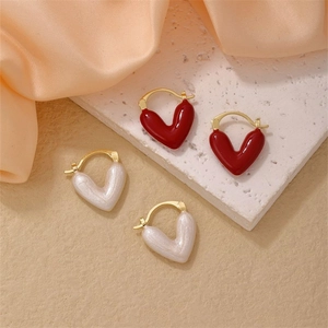 Eleganti orecchini a cerchio a cuore in smalto rosso e bianco perlato con metallo dorato