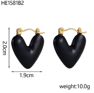 Dimensioni dettagliate per orecchini a cuore nero opaco con chiusure dorate