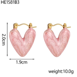 Dettaglio orecchini a cuore rosa marmorizzati con dimensioni e chiusura dorata