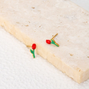 Orecchini a perno a forma di tulipano dorati con smalto rosso e verde su base in pietra