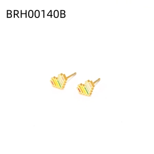 Dettaglio di orecchini a cuore dorati con strisce di smalto colorato stile pixel