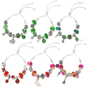 Set aus sechs verstellbaren Perlenarmbändern mit bunten Anhängern und Herzdetails