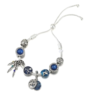 Detailaufnahme des verstellbaren Silber-Charm-Armbands mit Mond- und Sternanhängern