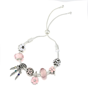 Verstellbares versilbertes Dreamcatcher Armband mit rosa Perlen und Mondanhänger