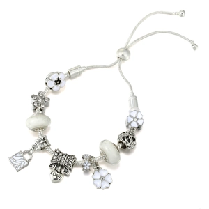 Detailansicht eines silbernen Schlangenkettenarmbands mit LOVE-Anhänger und Blumen
