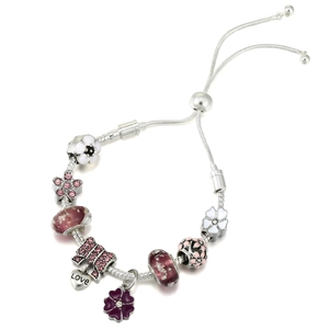 Detail von versilbertem Schlangenarmband mit Emaille-Blumen und Herzanhänger