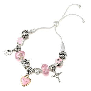 Detail eines versilberten Bettelarmbands mit rosa Glasperlen und Herzanhängern