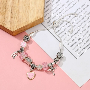 Verstellbares versilbertes Bettelarmband mit Herz, Schloss und Traumfänger Anhängern