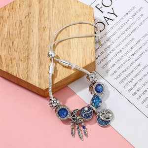 Verstellbares Silberarmband mit blauen Perlen, Stern-Mond-Anhängern und Schiebeverschluss