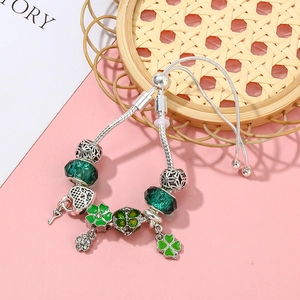 Detailansicht Silberarmband mit grünen Glasperlen, Kleeblatt- und Herzanhängern