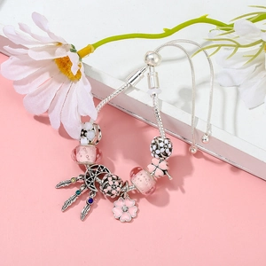 Verstellbares silbernes Charm-Armband mit rosa Kirschblüten und Glasperlen-Akzenten