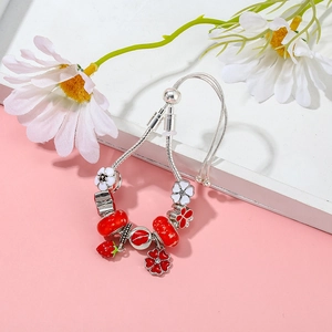 Verstellbares Silber-Charm-Armband mit roten Blütenanhängern und Erdbeerperlen für Damen