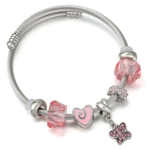 Détails des perles en cristal rose et breloque cœur sur bracelet en acier argent