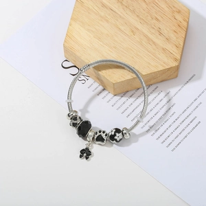 Bracelet asymétrique en acier inoxydable avec perles noires et pendentif patte de chat