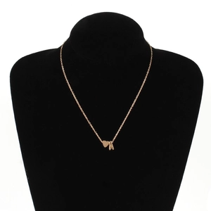 Collana minimalista dorata con cuore e lettera A su manichino da esposizione nero