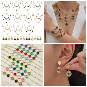 Detailansicht von Schmucksets mit bunten quadratischen Glassteinen und Goldkette