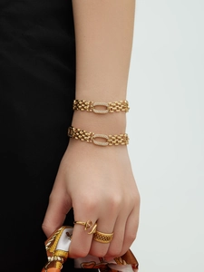 Détail de bracelets gourmettes dorés avec zircon 5A et bagues ornées de pierres gemmes