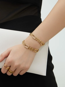 Détail d'un bracelet gourmette en acier doré 18 carats serti de zircons 5A brillants