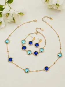 Detail von quadratischen blauen Kristallen im Edelstahl-Schmuckset mit Kette und Ohrringen