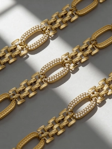 Détail macro du bracelet à maillons plaqué or 18k serti de pierres zircone 5A brillantes