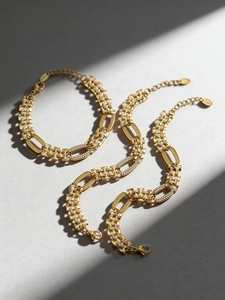 Détail du bracelet chaîne de montre en acier inoxydable doré 18k avec zircons 5A brillants