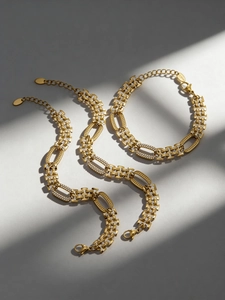 Vue macro du bracelet chaîne en acier inoxydable plaqué or 18k avec zircon 5A étincelant