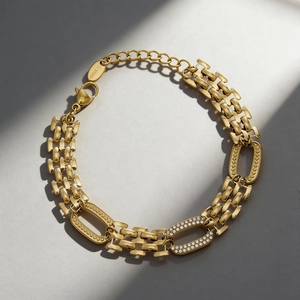 Bracelet géométrique en acier inoxydable plaqué or avec strass pavés et chaîne brique